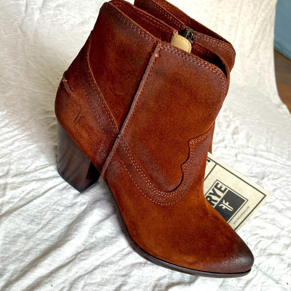 BRAND NEW Frye Renee Short Seam Bootie, size 8